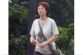 29年前叶子楣花费200万为胸买意外保险，如今54岁却和狗患难与共图片