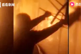 八旬老人被困大火中，四名城管手抓火烫卷闸门，勇敢砸窗救人！视频封面