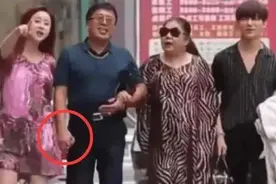 43岁儿媳和59岁公公十指紧扣，24岁老公靠边站，真是刷三观图片