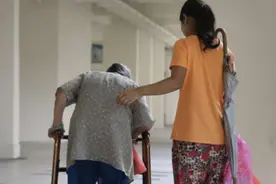 95后缅籍保姆哭诉被逼与百岁老翁睡一张床，老人儿子：方便照顾图片