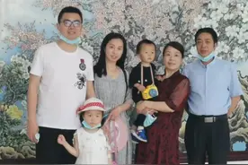 郭威是管着二三十人的辅警队队长，舅舅毕业于名校，祖父是教授图片