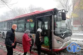 天津公交全力以赴保障雪天出行安全图片