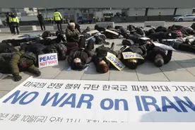 白白被打！韩国老大爷被驻韩美军暴打倒地，韩国警察抓了又释放图片