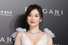 袁姗姗靠身材成功逆袭，穿深V吊带连衣裙好惊艳，33岁气质出众图片