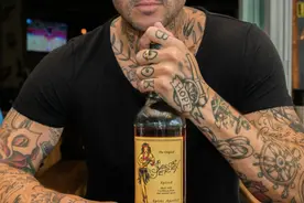 又纹身又穿孔，跟朋克比狠你还差一点图片