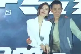 天王刘德华亲密搂倪妮，耳朵发红显羞涩，网友：深V快低到肚脐了图片