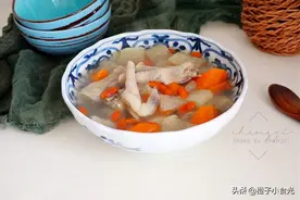 天冷多喝汤，鸡爪加“4宝”煮汤，清甜滋润，降温干燥通通都不怕图片