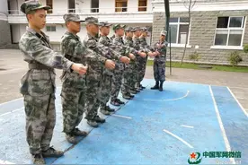 新训快俩月啦，新兵的引体向上就这样达到了优秀！图片