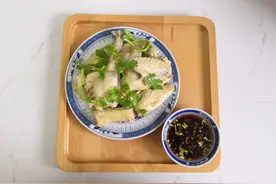 上海妈妈教你做一道肥嫩鲜美的“白斩鸡”，皮黄肉白，外皮Q弹图片