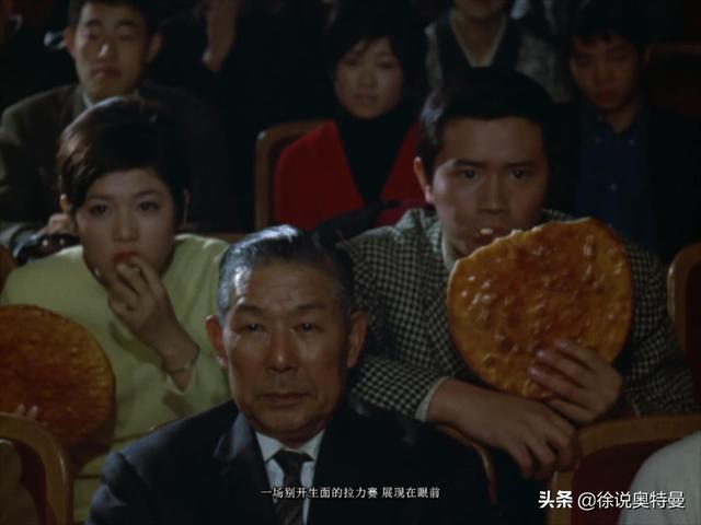 怪兽坐着坦克出现了，赛文奥特曼被怪兽碾压，怪兽：看我的厉害