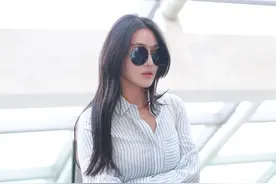 真服了张馨予，短裙里面还穿条裤子，衬衣解开扣子给谁看图片