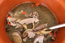 福建人最懂炖猪心汤，猪心不腥不膻，滋补又营养，安神养心效果好图片