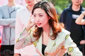 施之皓与被他“抛弃”的2个女人：郭跃时尚美爆棚，前妻风韵犹存图片