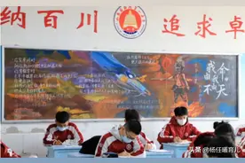 一初中生因黑板报走红，隔壁班都跑过来“膜拜”，网友：神笔马良图片