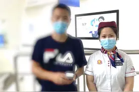 循着微弱滴滴声，地铁站工作人员帮乘客找到蓝牙耳机图片