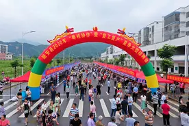 广西融安上万岗位送易地搬迁群众图片
