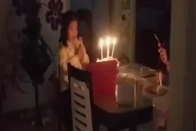 心酸！战疫医生门外为女儿唱生日歌 声音哽咽视频封面