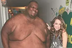 800斤相扑之王娶娇妻，一年后意外离世，妻继承千万遗产却未再婚图片