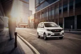 “秋名山神车”五菱宏光S新车型上市，售价5.4万元起图片