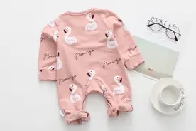 宝宝穿衣有讲究，连体衣少穿，看看连体衣、分体衣优缺点就明白了图片