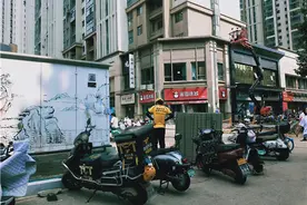 实探郑州外卖恢复情况：订单量基本恢复灾前水平，堵车、塌陷路况对骑手们“不成影响”图片