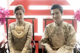 汪圆圆晒婚照庆结婚七周年，身戴20个龙凤镯抢镜，感慨时间飞快图片