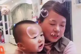 图片里，姚威看着许妈抱着奇奇满眼欣喜，许妈的表情里满是亏欠图片