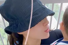 章子怡罕晒一家五口，二胎儿子正脸首曝光，脸型嘴巴超像爸爸汪峰图片