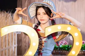 杨超越22岁庆生照曝光，复古长裙优雅灵动图片