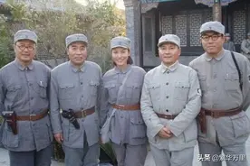 八年抗战时期，中国军队的军帽上，为何总会有两粒扣子？图片