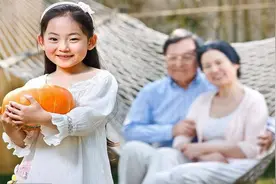 外公外婆爷爷奶奶爸爸妈妈，“6+1”的隔代育儿模式下，3点需注意图片