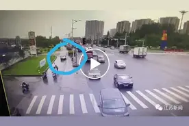 江苏苏州：被车溅了一身水，只能认了？他选择报警，结果来了！图片