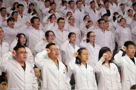 医学院博士心酸表示，每年医学生毕业近百万，结果当医生的却不多图片