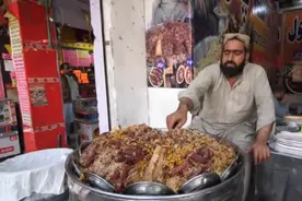巴基斯坦10块钱的牛肉饭，牛肉和拳头一样大，可以做100碗牛肉面图片