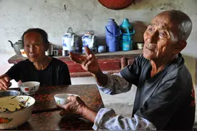 农村俗语“穷人脚上无毛，富人头顶放光”，啥意思？老话在理吗？图片