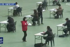 韩国7000余人在操场露天考试 卷子被狂风吹一地图片