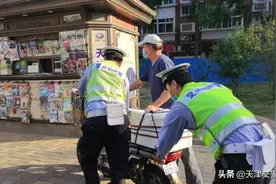 突遇电动车没电 交警辅警暖心帮助图片
