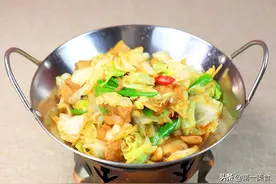 原来包菜炒五花肉也有技巧，先炒哪个很关键，这样做鲜香不油腻图片