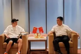 王思聪专心搞事业？穿短裤见领导打扮太随意，翘二郎腿也引争议图片
