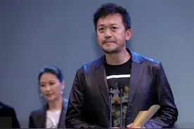 王学兵罕见露面，肚腩凸出似路人，与小15岁娇妻逛街随地丢垃圾图片