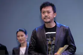 王学兵罕见露面，肚腩凸出似路人，与小15岁娇妻逛街随地丢垃圾图片