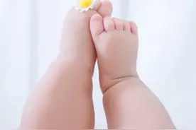 袜子一穿就扯掉，宝宝们的心思你搞明白了吗？图片