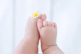 袜子一穿就扯掉，宝宝们的心思你搞明白了吗？图片
