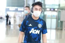 何猷君帅气造型，曼联T恤+运动裤，低调时髦！妻子大长腿很抢镜图片