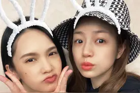 杨丞琳陈妍希怼镜合照，两人嘟嘴卖萌，皮肤白皙水灵似吃了防腐剂图片