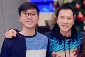 甄子丹25岁长子罕见露面！穿搭休闲跟爸爸长好像，就是鼻孔抢眼图片