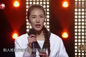 24岁女大学生上台挑战拳王，没想到这么能打，拿的金牌比口红多图片