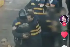 这一幕真让人鼻酸，
大哥抱着二哥，二哥抱着以翔的背包
骨肉血图片