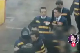 这一幕真让人鼻酸，
大哥抱着二哥，二哥抱着以翔的背包
骨肉血图片