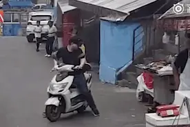 感动！11岁男孩跑步为消防车带路，这才是少年该有的样子图片